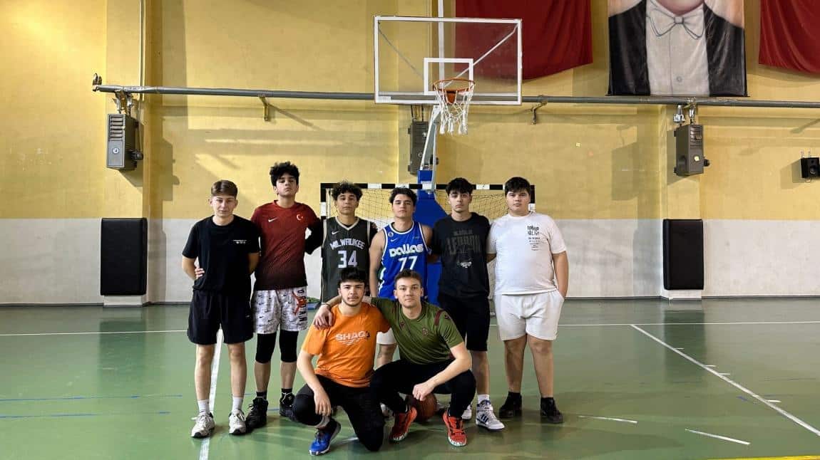 Sınıflar Arası Basketbol Turnuvası'nda Dereceye Girenlere Madalya Verildi